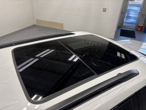 Used 2024 Jeep Grand Cherokee Limited w/ Black Appearance Package image 9