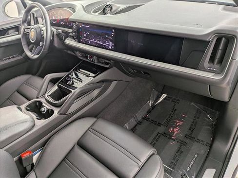 Used 2025 Porsche Cayenne Coupe image 25