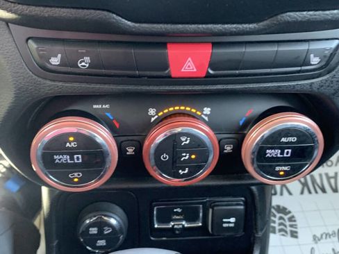 Used 2015 Jeep Renegade Trailhawk w/ Premium Leather Group image 24