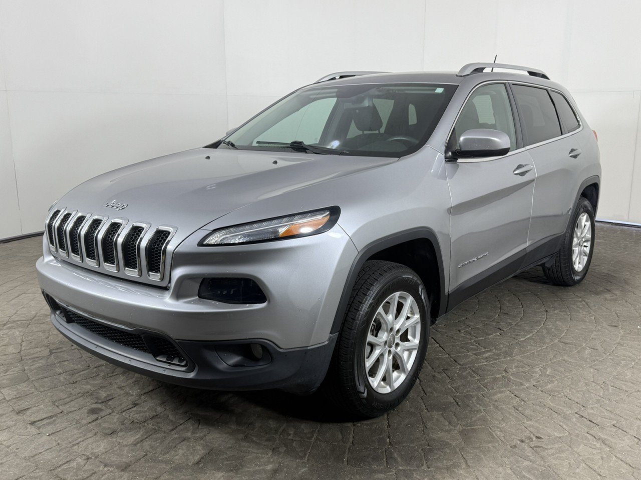 Used 2017 Jeep Cherokee Latitude AWD/4WD image 3
