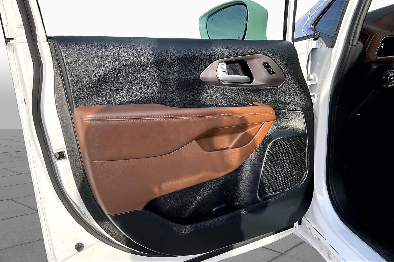 Used 2018 Chrysler Pacifica Limited w/ Advanced Safetytec Group FWD image 21