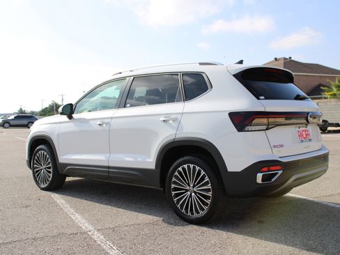 New 2025 Volkswagen Taos SE image 5