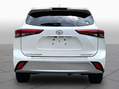 Used 2021 Toyota Highlander Platinum FWD image 5