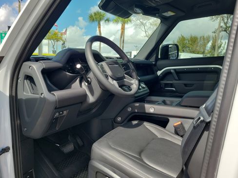 Used 2025 Land Rover Defender 110 S image 9