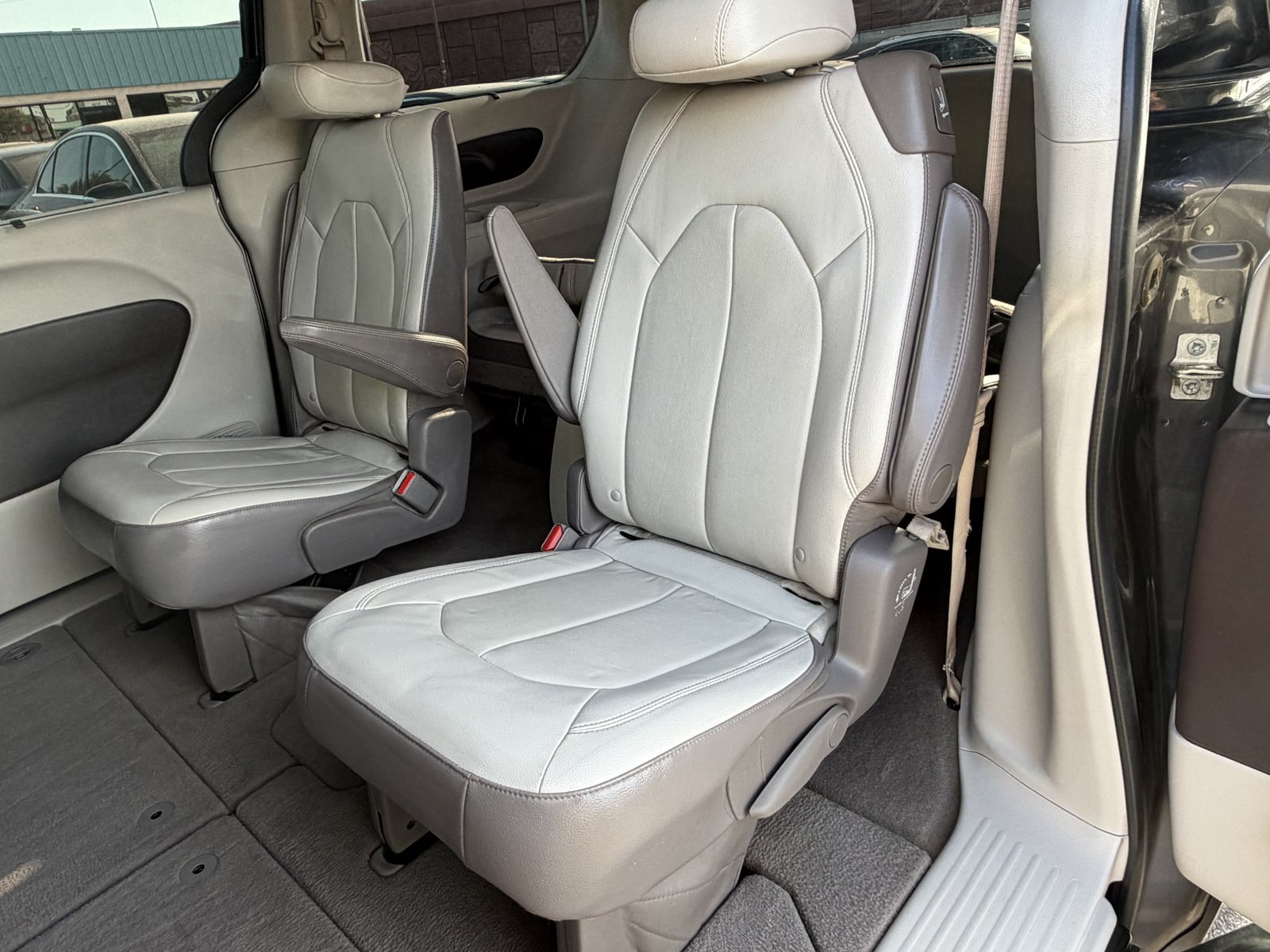 Used 2017 Chrysler Pacifica Touring-L FWD image 9