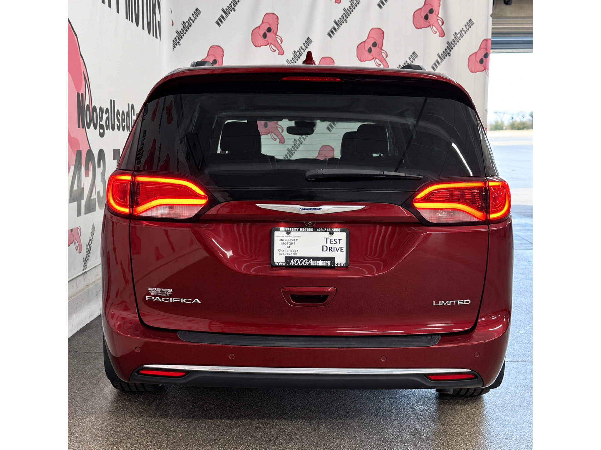 Used 2019 Chrysler Pacifica Limited w/ Tire & Wheel Group FWD image 10