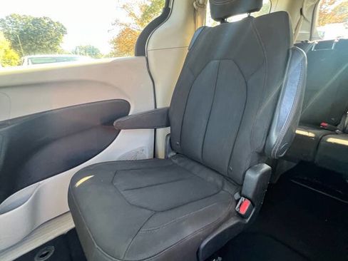 Used 2017 Chrysler Pacifica Touring image 9