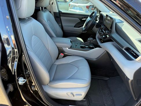 Used 2024 Toyota Highlander XLE image 35