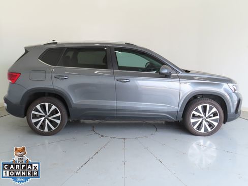 Used 2024 Volkswagen Taos SE image 2