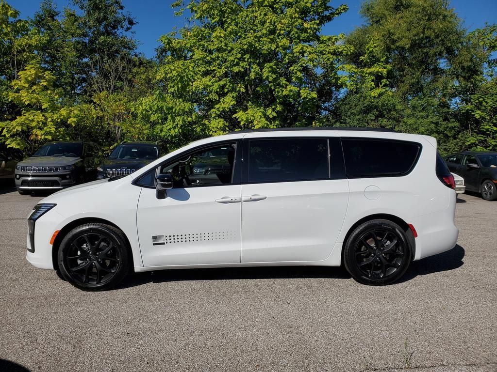 New 2027 Chrysler Pacifica Select FWD image 3