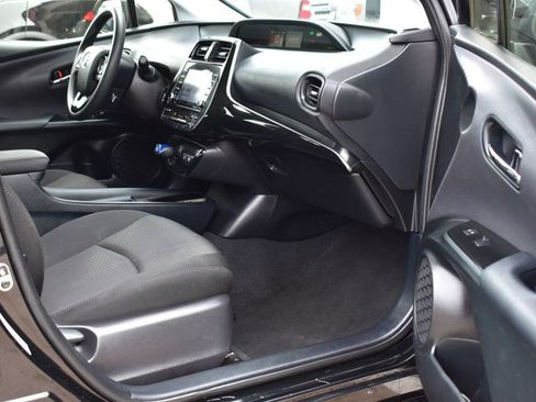 Used 2022 Toyota Prius LE image 19