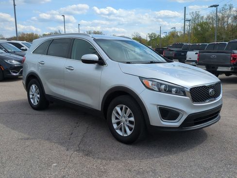 Used 2017 Kia Sorento FWD image 2