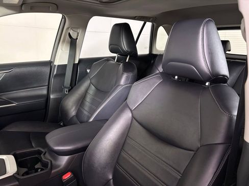 Used 2019 Toyota RAV4 XLE Premium image 19