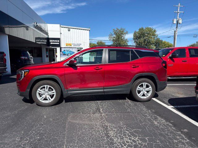 Used 2024 GMC Terrain SLE w/ Driver Convenience Package FWD image 8