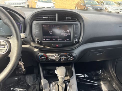 Used 2025 Kia Soul LX w/ LX Technology Package FWD image 17