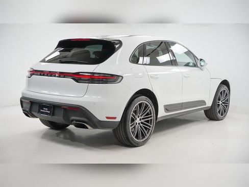 Certified 2025 Porsche Macan image 12