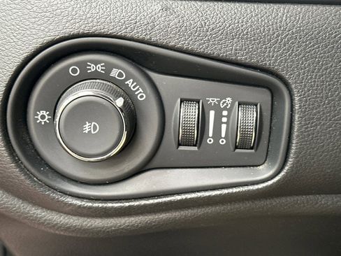 Used 2023 Jeep Renegade Trailhawk image 35