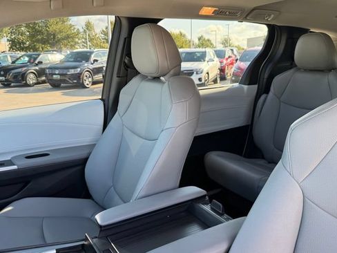 Used 2026 Toyota Sienna XLE FWD image 12