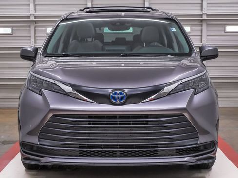 Used 2024 Toyota Sienna LE w/ LE Plus Package FWD image 4