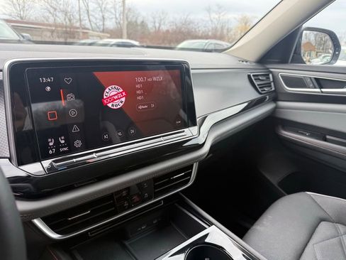 Used 2024 Volkswagen Atlas Peak Edition SE image 17