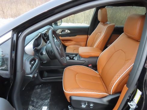 New 2026 Chrysler Pacifica Pinnacle w/ Trailer Tow Group image 25