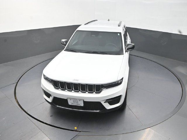 Used 2025 Jeep Grand Cherokee Laredo AWD/4WD image 12