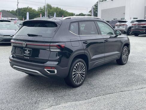 New 2026 Volkswagen Taos SE FWD image 8