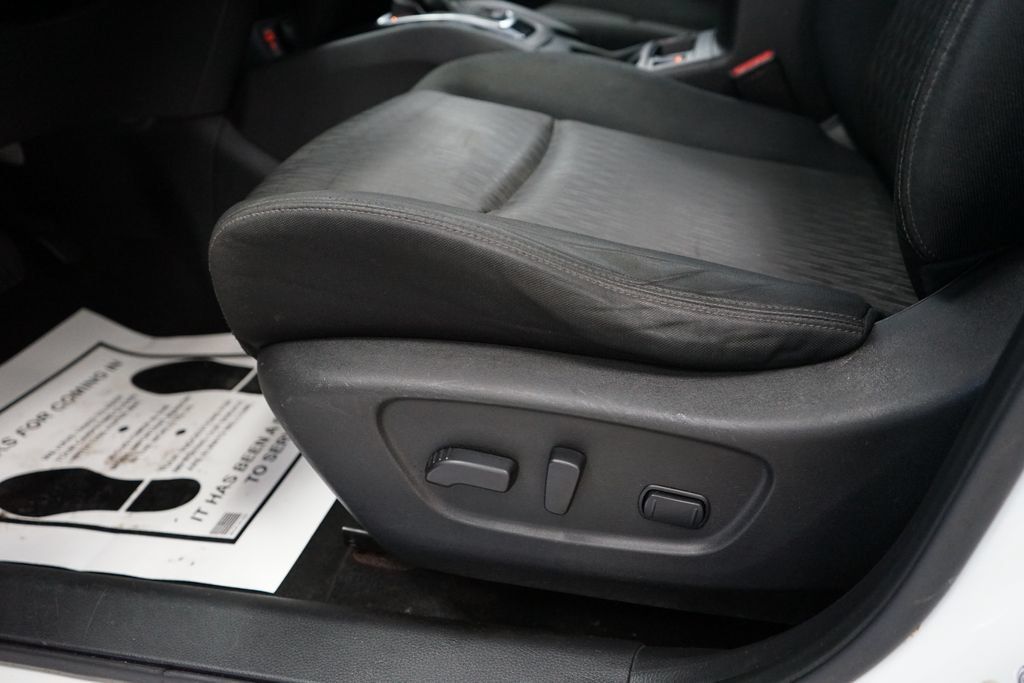 Used 2017 Nissan Rogue SV AWD/4WD image 27
