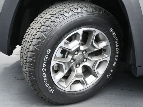 Used 2022 Jeep Cherokee Trailhawk image 19