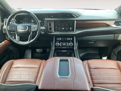 Used 2023 GMC Yukon XL Denali Ultimate AWD/4WD image 10
