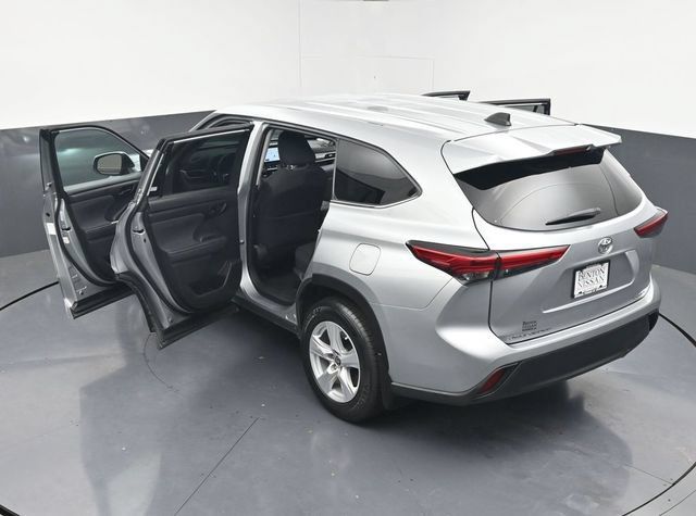 Used 2023 Toyota Highlander LE AWD/4WD image 45