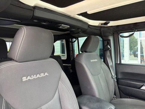 Used 2017 Jeep Wrangler Unlimited Sahara w/ Connectivity Group AWD/4WD image 26