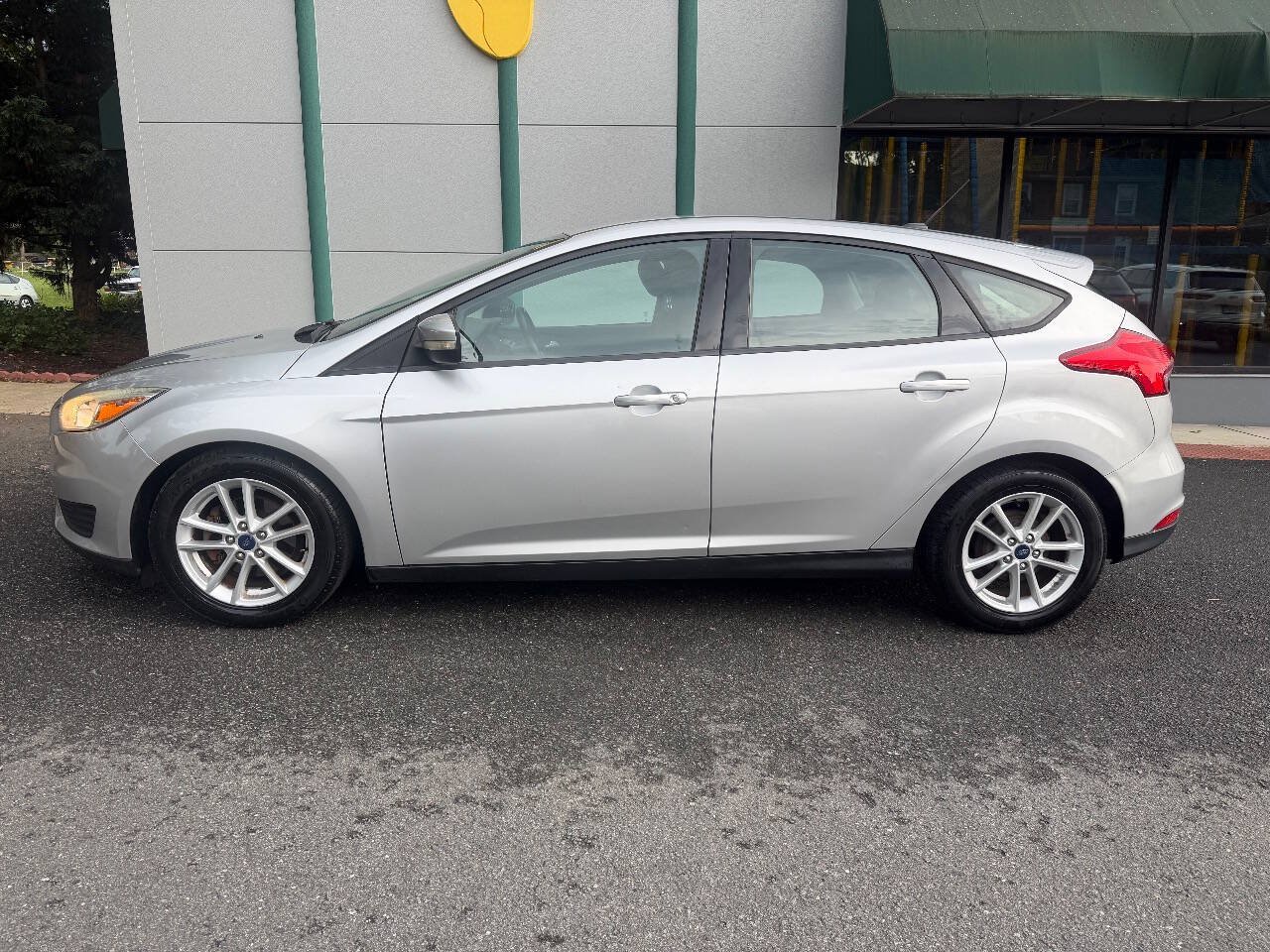 Used 2015 Ford Focus SE w/ SE Cold Weather Package FWD image 3