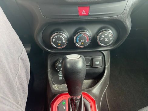 Used 2016 Jeep Renegade Trailhawk AWD/4WD image 21