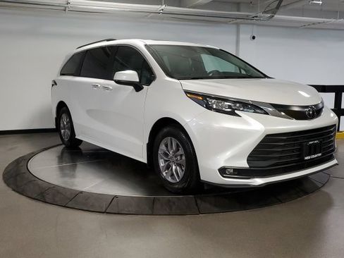 Used 2026 Toyota Sienna XLE AWD/4WD image 1