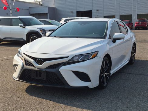 Used 2020 Toyota Camry SE w/ Convenience Package FWD image 10