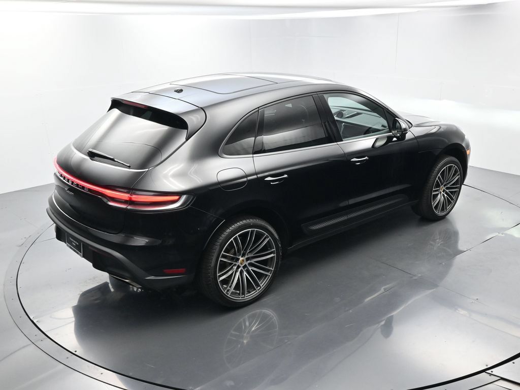 Certified 2025 Porsche Macan AWD/4WD image 39