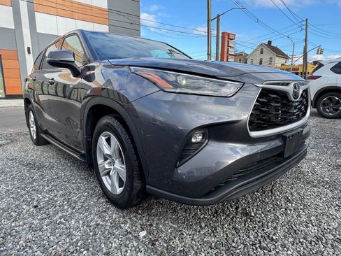 Used 2021 Toyota Highlander LE image 3