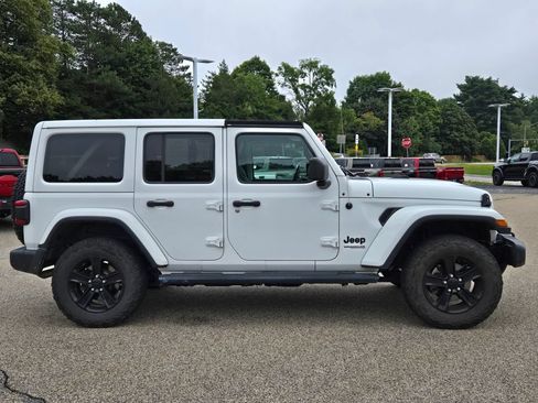 Used 2019 Jeep Wrangler Unlimited Sahara AWD/4WD image 7