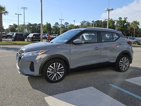 Used 2023 Nissan Kicks SV FWD image 2