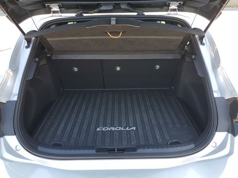 Used 2025 Toyota Corolla SE w/ SE Package image 9