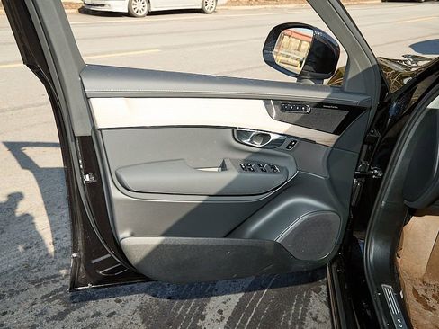 New 2026 Volvo XC90 B6 Plus w/ Protection Package Premier image 10