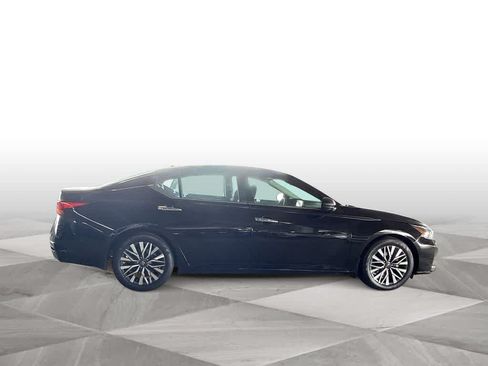 Used 2024 Nissan Altima 2.5 SV FWD image 9
