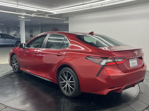 Used 2023 Toyota Camry SE image 3