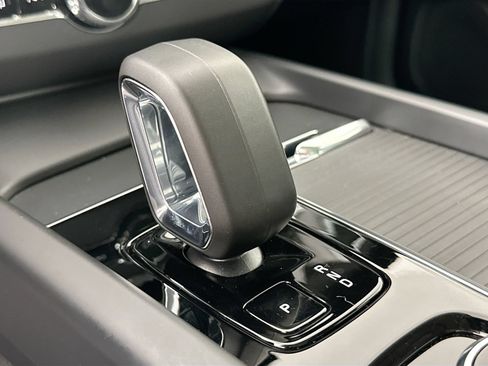 Certified 2025 Volvo XC60 B5 Core AWD/4WD image 17