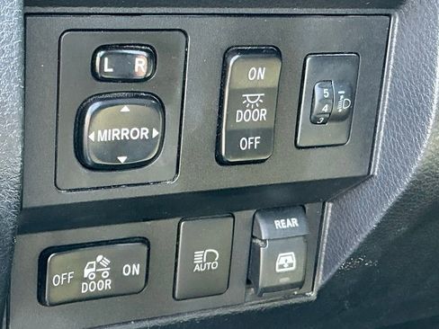 Used 2018 Toyota Tundra SR5 w/ SR5 Upgrade Package image 9