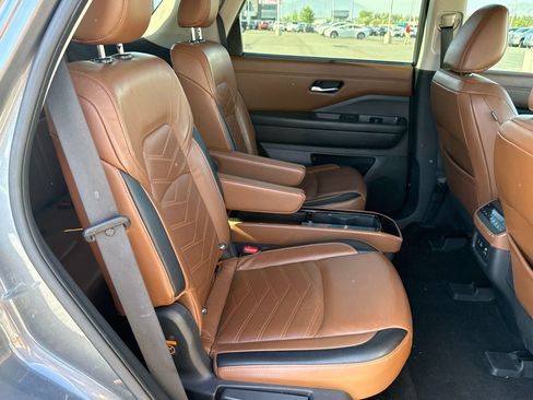 Used 2022 Nissan Pathfinder Platinum w/ Cargo Package AWD/4WD image 17