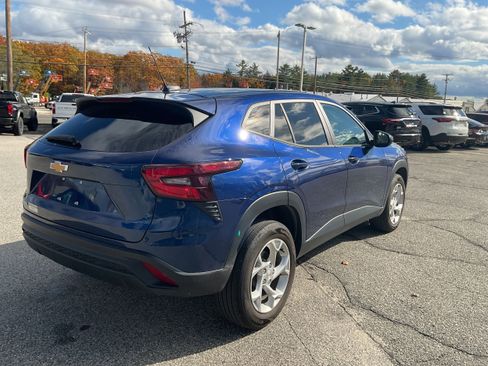 Used 2024 Chevrolet Trax LS w/ LS Convenience Package image 4