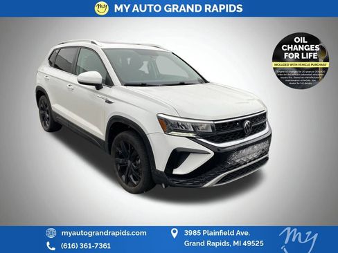 Used 2022 Volkswagen Taos SE image 1