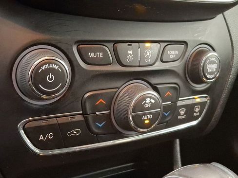 Used 2019 Jeep Cherokee Latitude Plus w/ Comfort/Convenience Group image 12